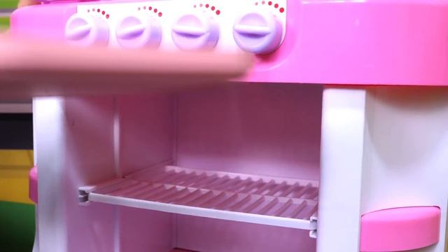 Готовлю игрушкам! Печенье для Свинки Пеппы. Видео для детей с игрушками и игры в пластилин Плей До смотреть онлайн