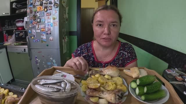 Картошка с курицей с чесноком в духовке, огурцы маринованные, килька пряного посола. Мукбанг. смотреть онлайн