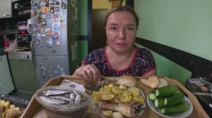Картошка с курицей с чесноком в духовке, огурцы маринованные, килька пряного посола. Мукбанг.