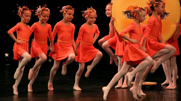 «ВЕСЕЛЫЕ ЛУЧИКИ», Ансамбль "Школьные годы". "MERRY RAYS", Ensemble "School Years".