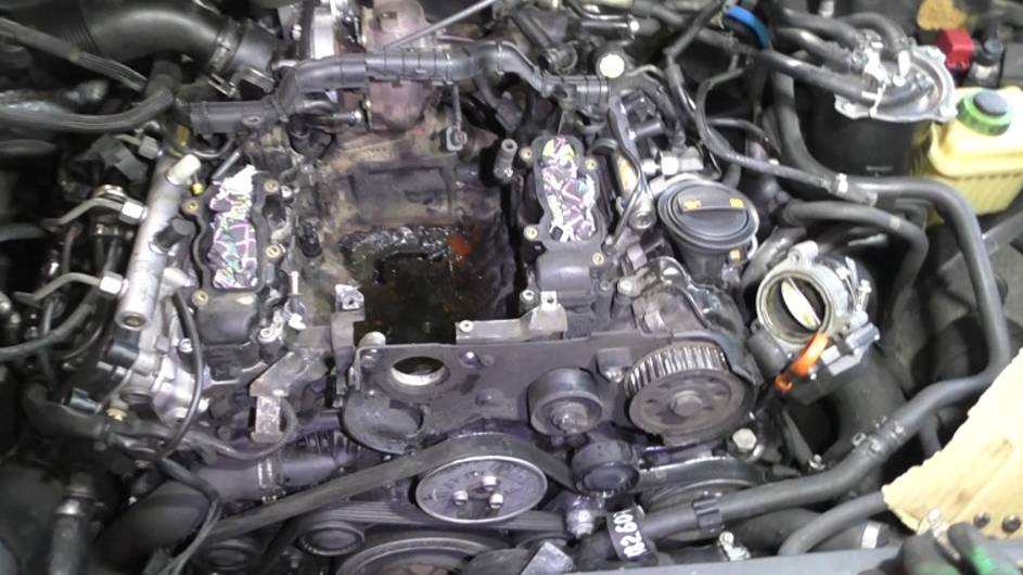 Переборка теплообменника двигателя на АУДИ Q7 2006 AUDI Q7 3,0 дизель 2часть