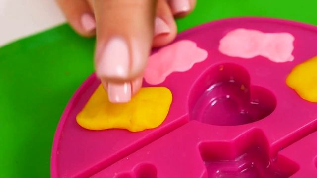 Готовлю игрушкам — Свинка Пеппа и желейные мишки! Еда для игрушек из пластилина Плейдо смотреть онлайн