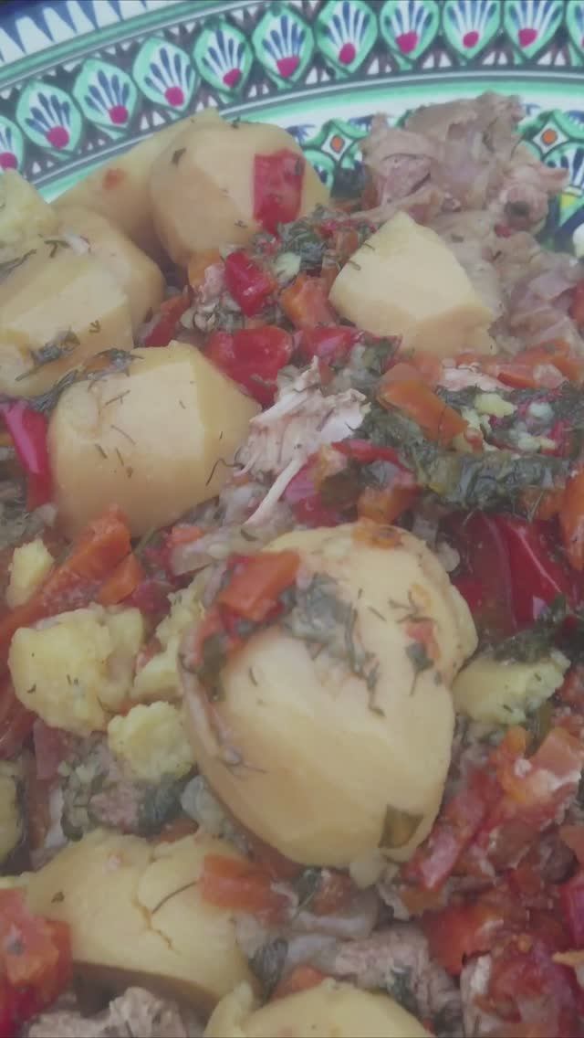 Картофель с мясом и овощами в афганском казане.