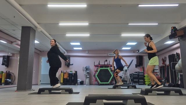 СТЕП АЭРОБИКА ЦЕЛАЯ ТРЕНИРОВКА / STEP AEROBICS смотреть онлайн
