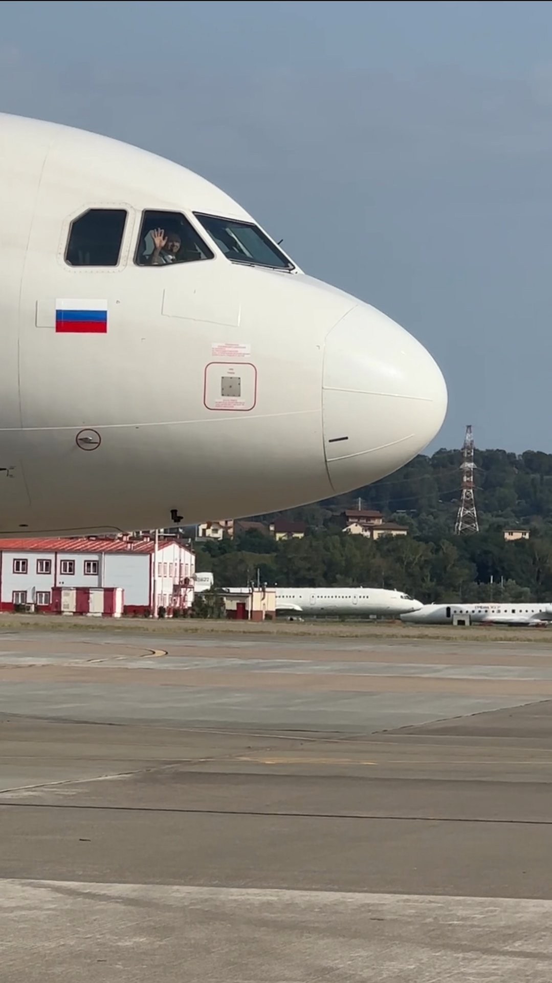 Как приятно, когда машет пилот самолёта 👋 смотреть онлайн