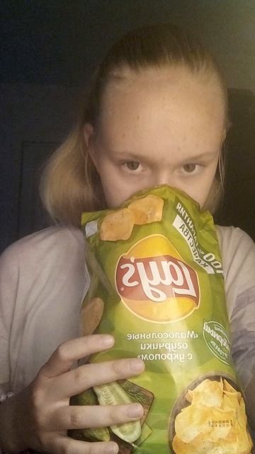 Пробуем чипсы со вкусом...🤔 вкусно ли это? смотреть онлайн