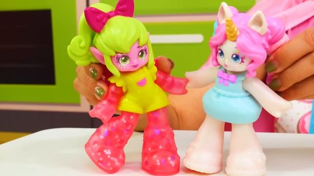 Тянучки Куклы Джелли Краш нашли вкусняшки на кухне! Игрушки для детей - Видео про игры в готовку смотреть онлайн