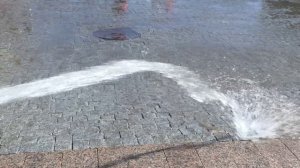 Как коммунальщики отмывают гранитную плитку