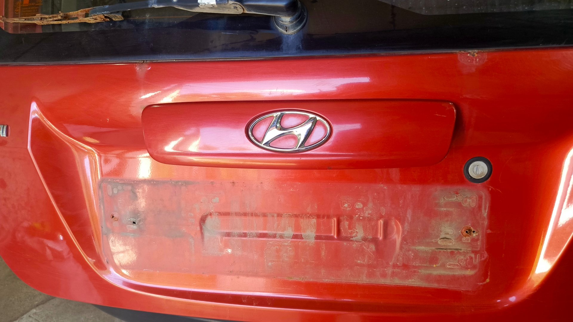 Hyundai Getz как снять пластиковую накладку с двери багажника