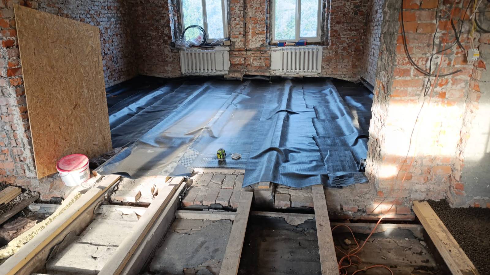 Десять лет надёжной стяжки в старом фонде Санкт-Петербурга. И конечно демонтаж. Август 2025 смотреть онлайн