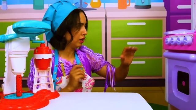 Гигантское мороженое из пластилина – Детское шоу Готовлю игрушкам – Игры для детей в готовку смотреть онлайн