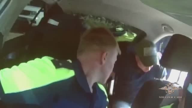 В Республике Коми полицейские помогли травмированному мужчине оперативно добраться до больницы смотреть онлайн