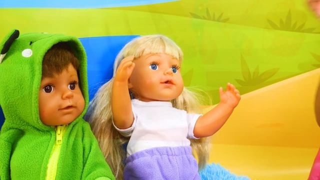 Готовлю игрушкам – Куклы готовят шашлык из Плей До! Игры для детей в готовку смотреть онлайн