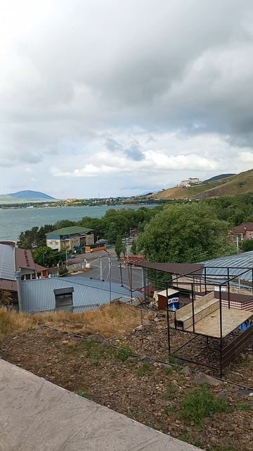 Армения озеро Севан тучи горы вид