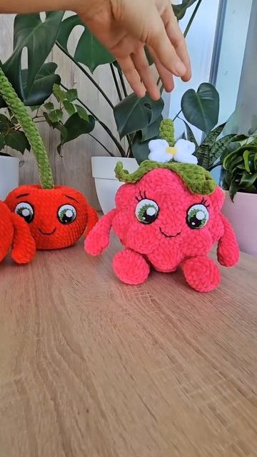 Вязаные ягодки крючком по схеме @goozell_toys смотреть онлайн