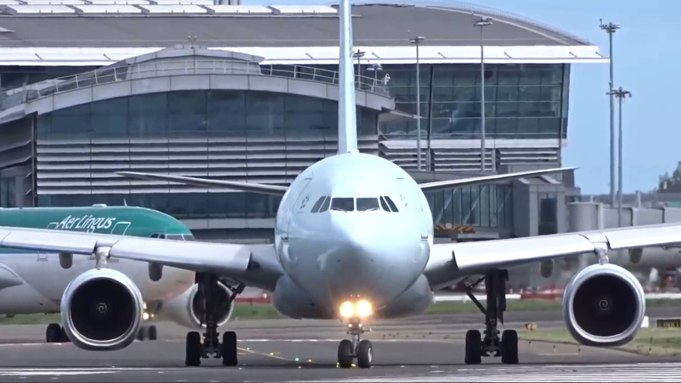 Красивая подборка взлет больших пассажирских самолетов | Взлетает тяжелый самолет смотреть онлайн