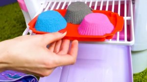 Видео для детей. Свинка Пеппа делает кексы! Готовлю игрушкам - игры в готовку и кинетический песок!