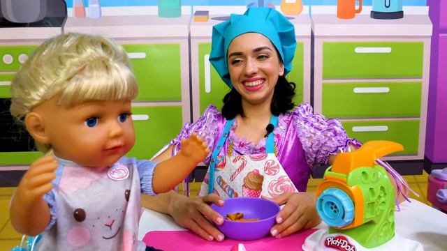 Готовлю игрушкам! Пирожное картошка на мясорубке Play Doh | Игры в готовку в видео для детей смотреть онлайн