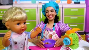 Готовлю игрушкам! Пирожное картошка на мясорубке Play Doh | Игры в готовку в видео для детей