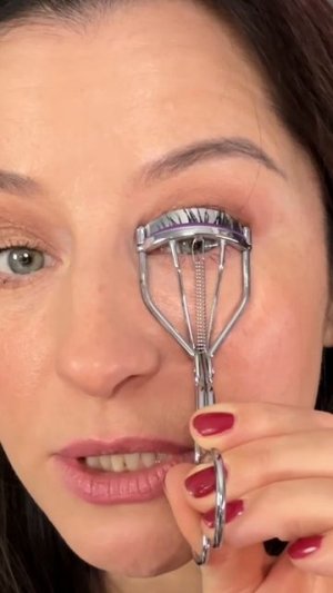 Керлер корректирует нависшее веко!