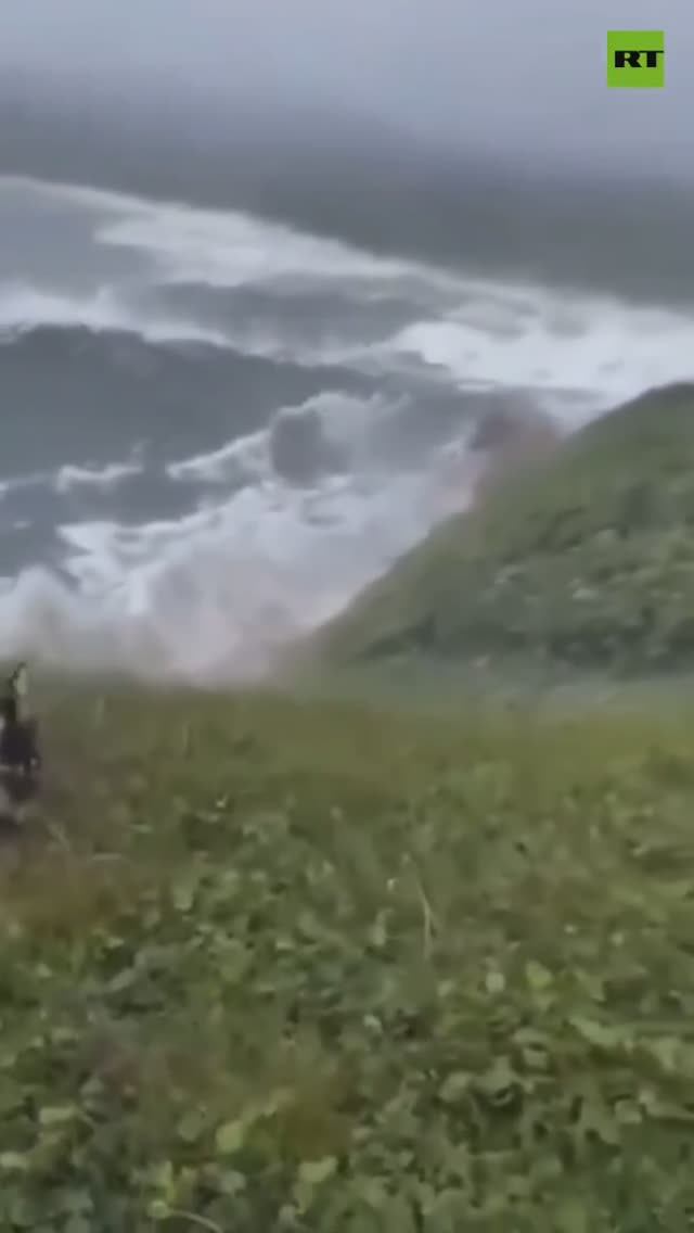 ‼️🇷🇺🌋 НОВОЕ видео о ЦУНАМИ на Камчатке , обрушившемся на берег 30 июля в России . смотреть онлайн