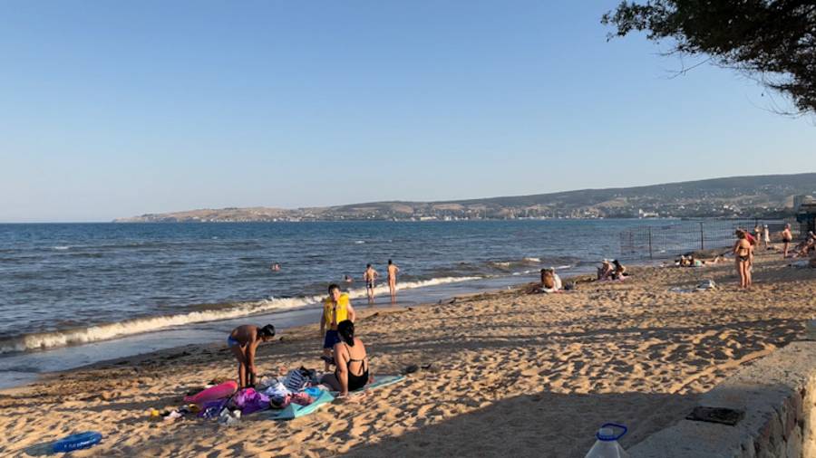 По Крыму пешком по Орджо, Приморскому и Феодосии вдоль пляжей, эллингов и набережных смотреть онлайн