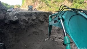 Строительство, экскаватор копает песок