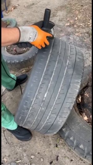 Гений с шиномонтажки показал лайфхак, как из лысой резины сделать «новую».

Ловкость рук и никакого