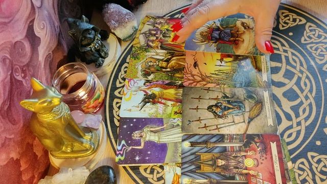 Что творится за спиной 🔮 таро расклад смотреть онлайн