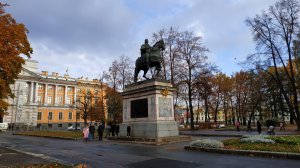 Памятник Петру 1 около Михайловского замка в Санкт-Петербурге.