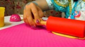 Видео для детей: игры в готовку с куклой Леди Баг! Готовлю игрушкам с пластилином Плей До Макаронс!