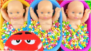 Мультики для детей. Смешиваем конфеты M&M's и слайм. Смотреть залипалки онлайн для малышей и детей