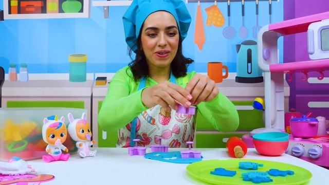 Почему пупсы Край Бебис плачут на кухне у принцессы?! Игры с пластилином для детей - лепим вкусняшки смотреть онлайн