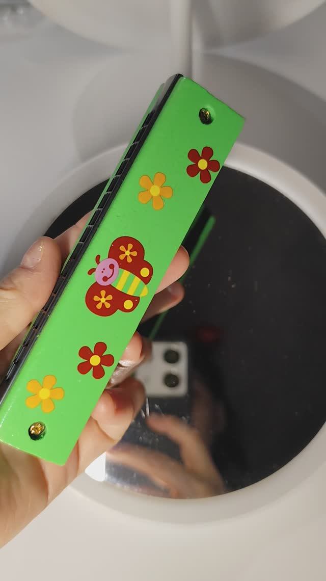 Как звучит детская губная гармошка в деревянном корпусе?