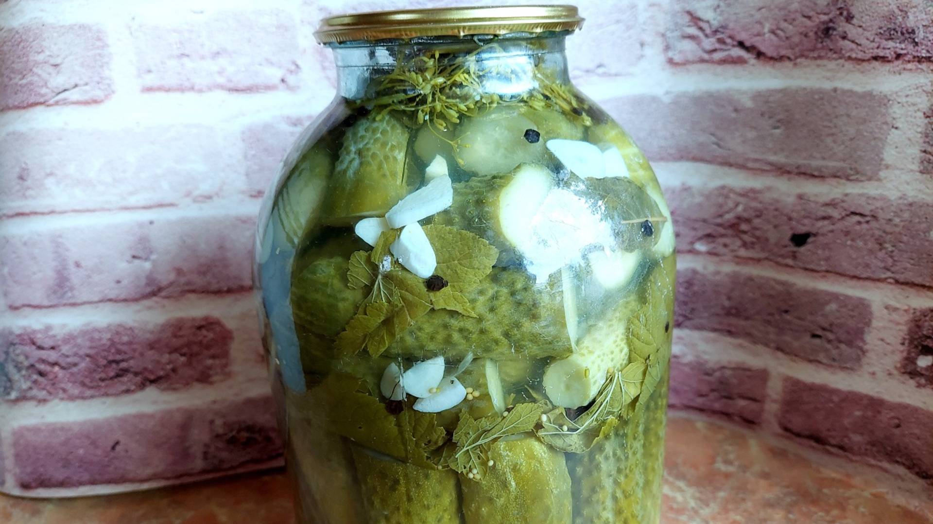 Засолка огурцов с минимальным количеством уксуса. Хрустящие огурцы до конца зимы.