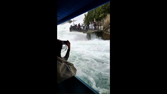 опасный бурный водопад