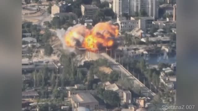 Удар ФАБ-3000, нанесенный Министерством обороны России по ключевому мосту снабжения в Херсоне. смотреть онлайн