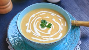 Тает во рту: кремовый суп из кабачков с курицей и сыром