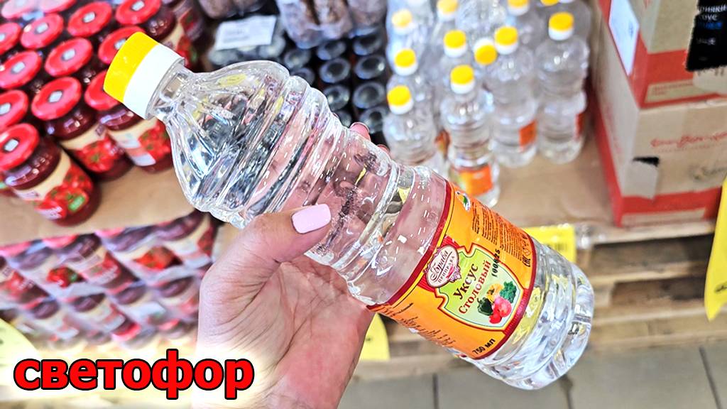 Магазин Светофор.Люди разбирают интересные и нужные товары смотреть онлайн