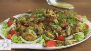 Необыкновенно вкусный салат с мидиями и овощами ресторанного уровня. Очень простой и быстрый рецепт.