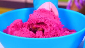 Готовлю игрушкам! Торт из кинетического песка для Свинки Пеппы. Игры в готовку для детей