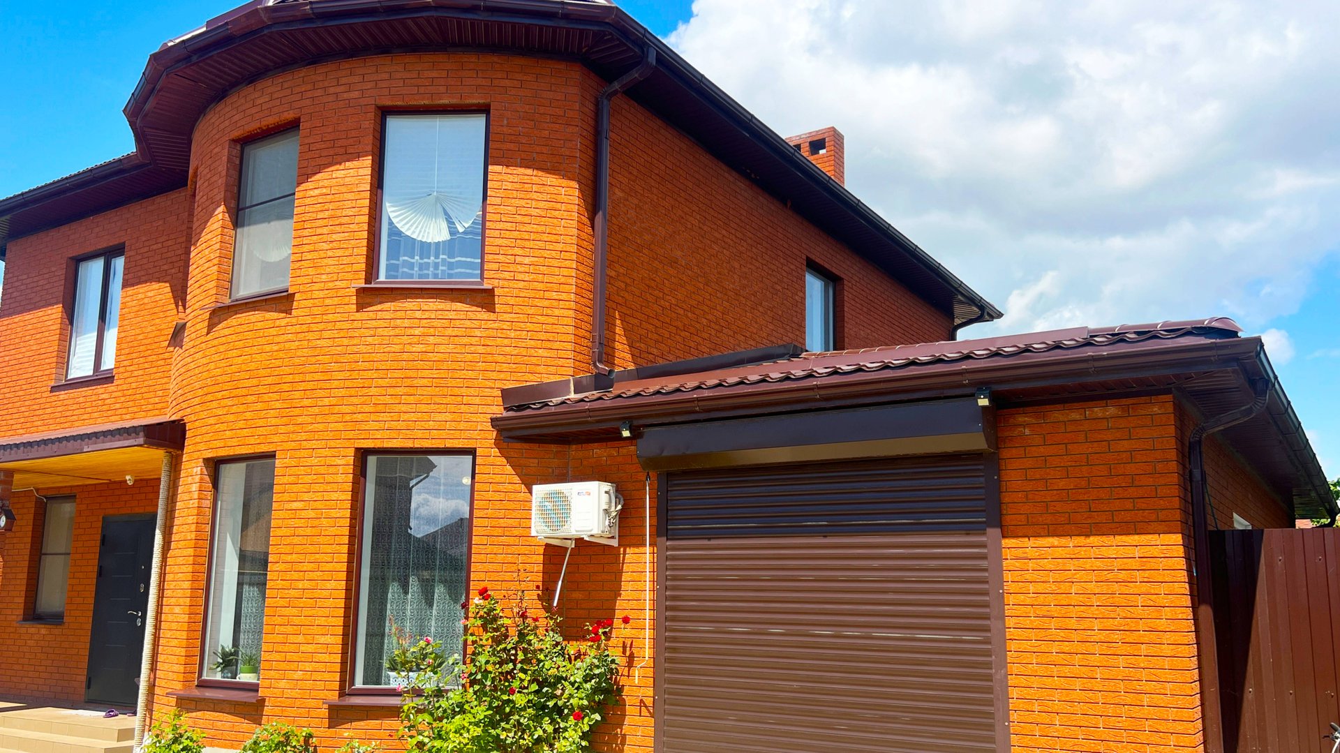 Двухэтажный кирпичный дом с современным ремонтом, мебелью и техникой смотреть онлайн