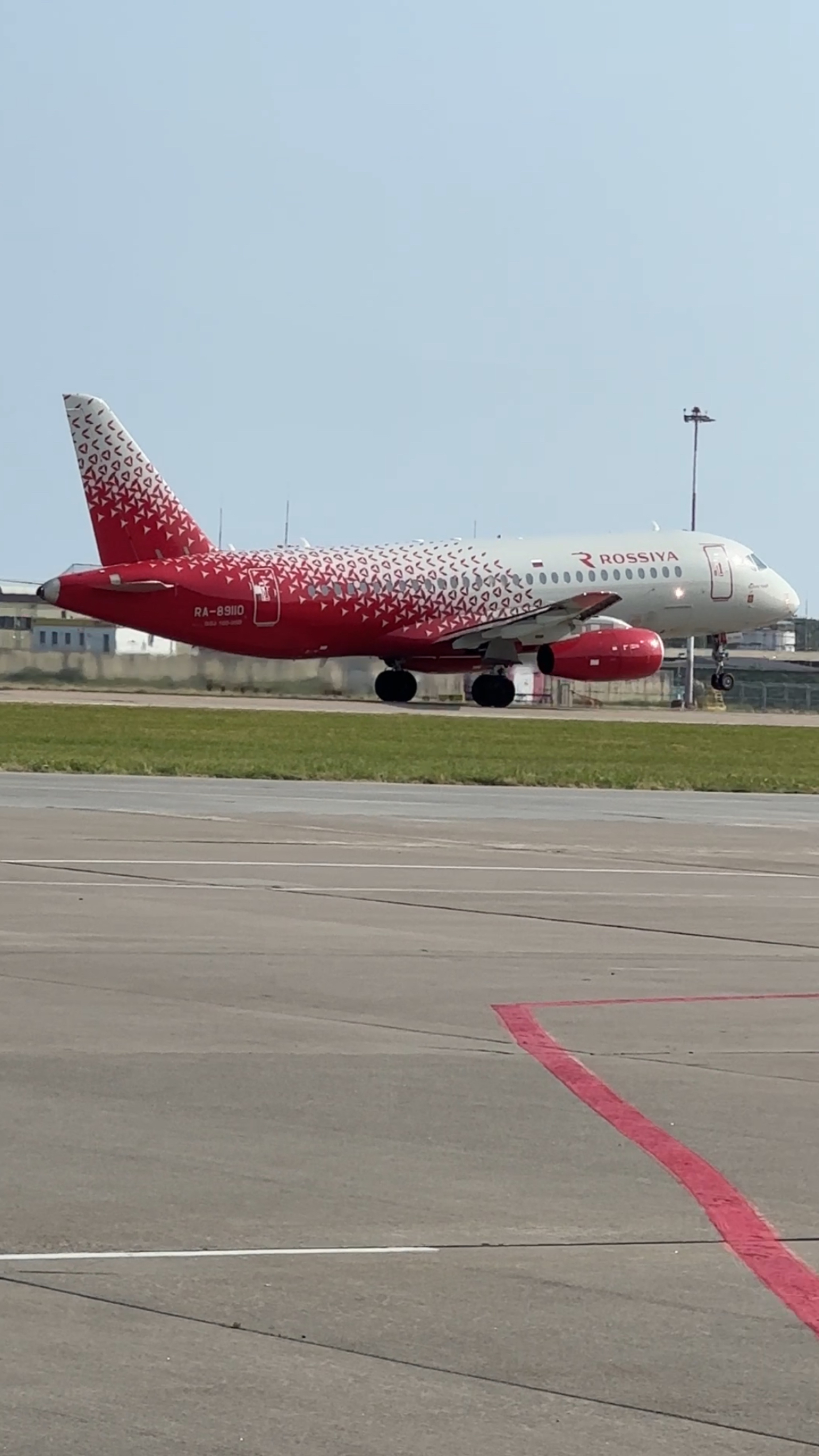 Красивый взлёт самолёта Суперджет 100 из аэропорта Сочи 👋 смотреть онлайн