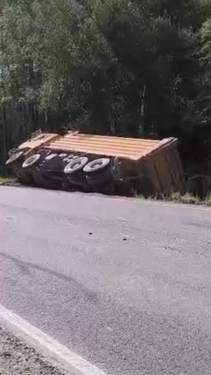 Грузовик прилёг отдохнуть. #ДПС были в шоке