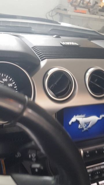 Ford Mustang с откинутым тентом смотреть онлайн