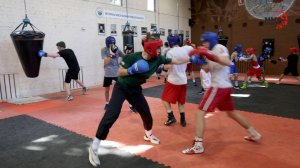 Жесткая тренировка боксёров: пары, мешки, железо