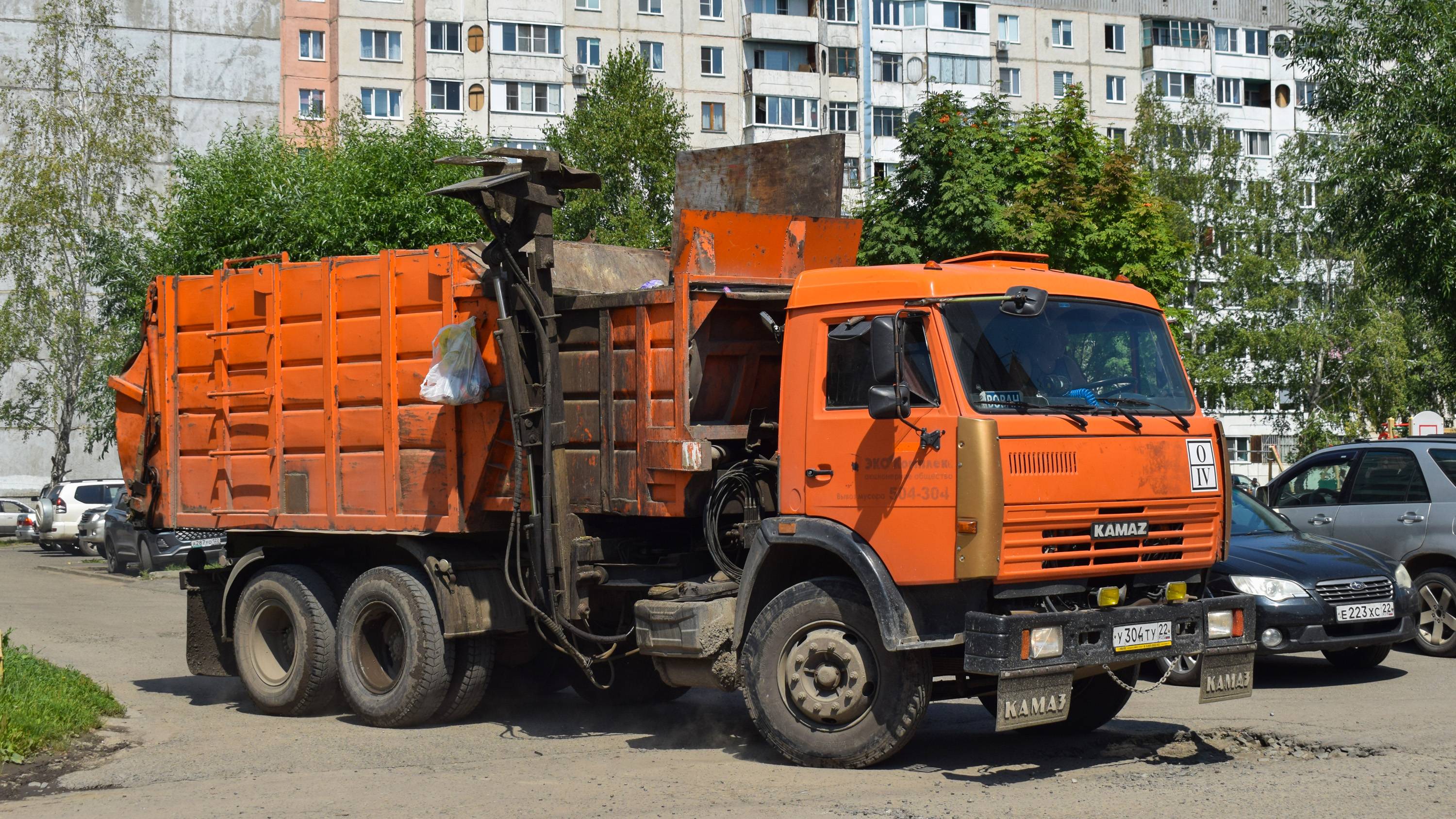 Мусоровоз МКМ-4704-01 на шасси КамАЗ-65115-62 (У 304 ТУ 22) / KAMAZ Garbage Truck.
