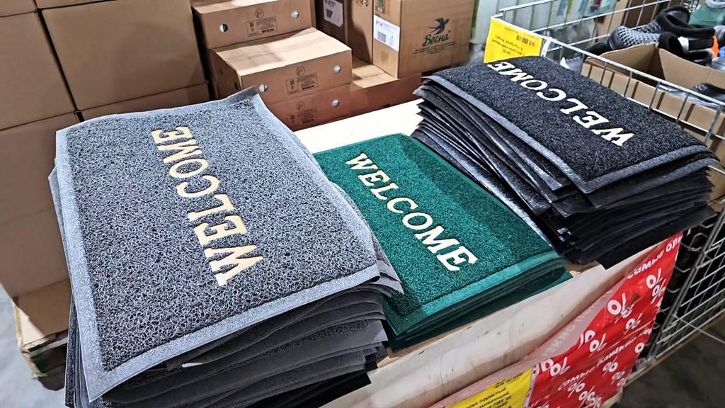 Магазин Светофор.Люди разбирают выгодные новинки смотреть онлайн