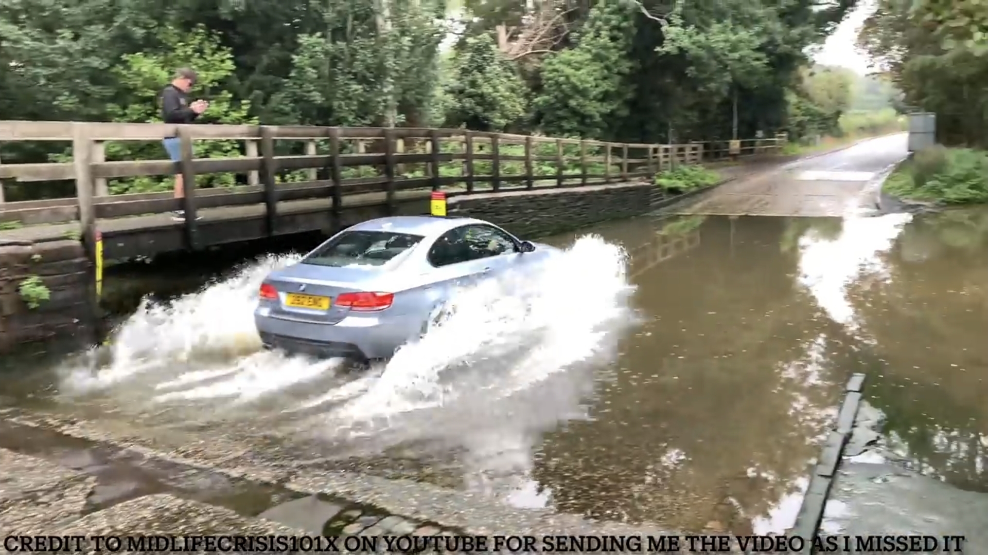 Машины едут по затопленной дороге детям смотреть онлайн