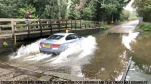 Машины едут по затопленной дороге детям